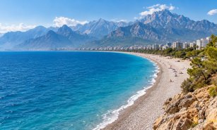 Antalya Konyaaltı Plajı: Kıyı, Ulaşım ve Ziyaret Rehberi