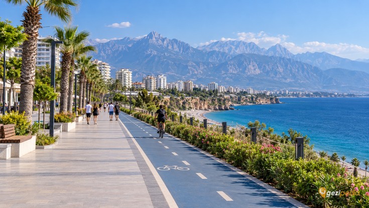 Antalya Konyaaltı Plajı: Kıyı, Ulaşım ve Ziyaret Rehberi